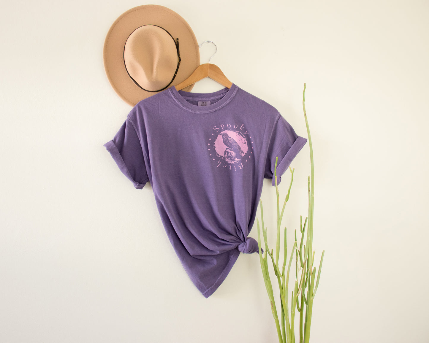 Cute & Creepy Shirt for Spooky Bitch – Raven on a Skull – Gothic Dark