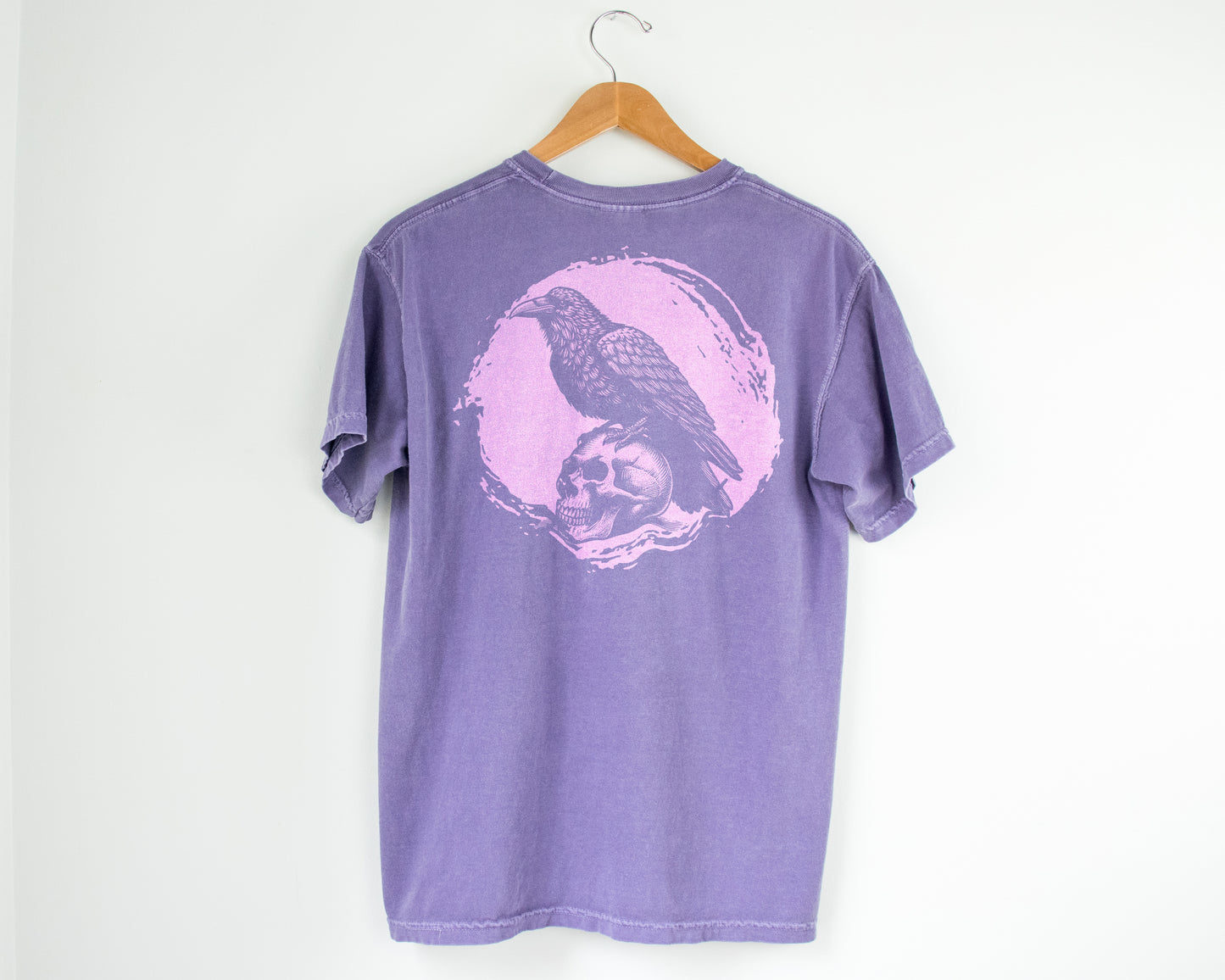 Cute & Creepy Shirt for Spooky Bitch – Raven on a Skull – Gothic Dark
