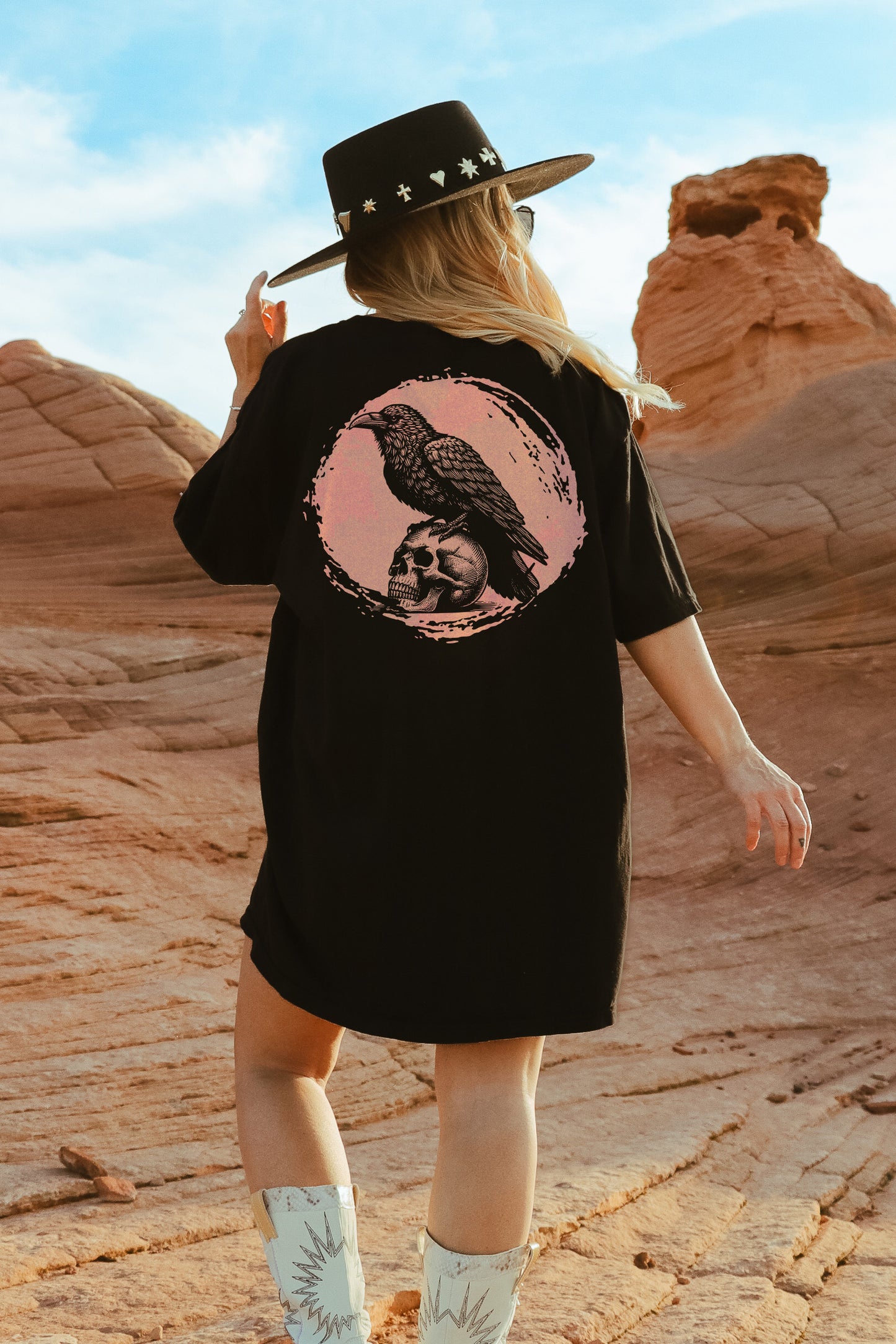 Cute & Creepy Shirt for Spooky Bitch – Raven on a Skull – Gothic Dark